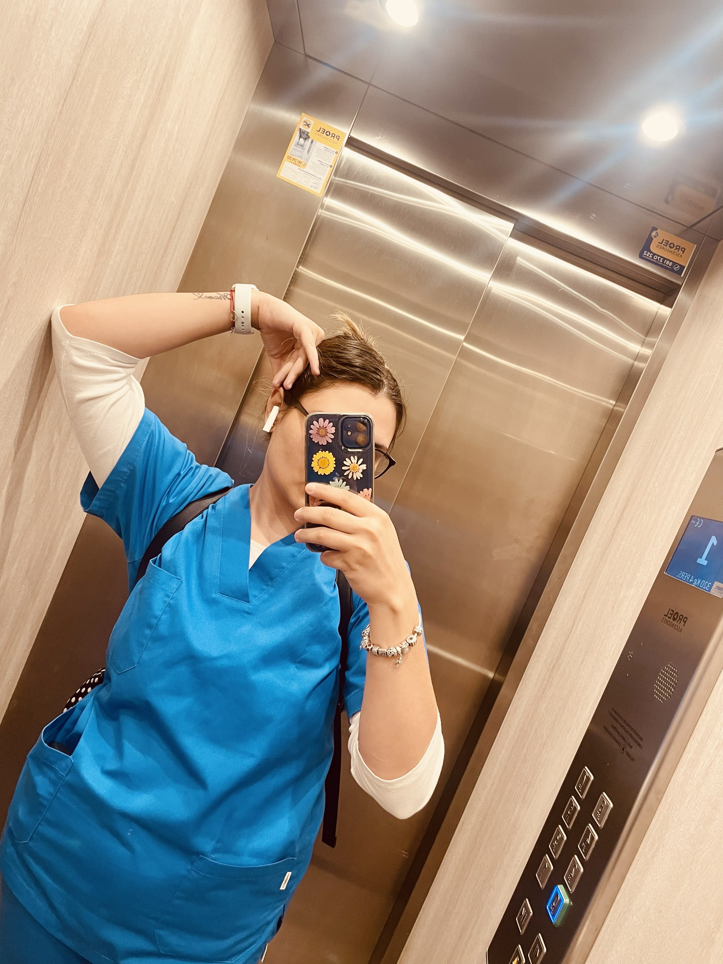 Andrea con uniforme sanitario azul
